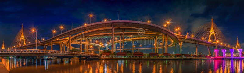 Opinião do panorama da ponte de Bhumibol na cena da noite em Banguecoque fotografia de stock Opinião do panorama da ponte de Bhumibol na cena da noite em Banguecoque fotografia de stock