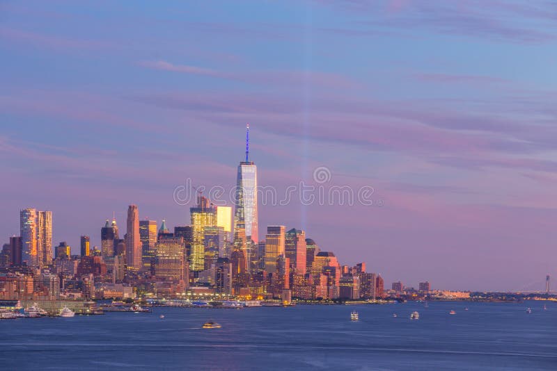 Opinião do panorama da skyline do por do sol de Manhattan do Midtown de New York City sobre Hudson River fotos de stock Opinião do panorama da skyline do por do sol de Manhattan do Midtown de New York City sobre Hudson River fotos de stock