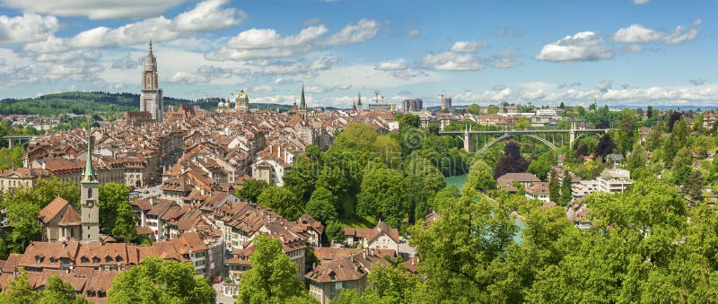 Opinião do panorama de Berne, captial do suíço foto de stock royalty free Opinião do panorama de Berne, captial do suíço foto de stock royalty free