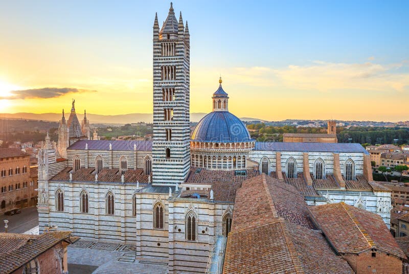 Opinião do por do sol de Siena. Marco da catedral. Toscânia