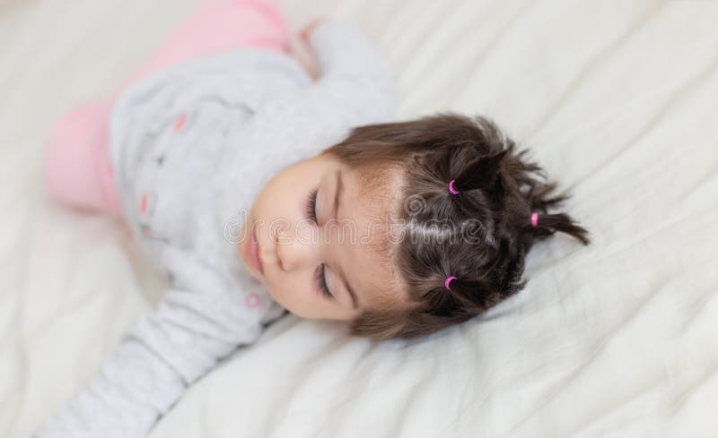 Opinião do retrato o bebê bonito que dorme na cama fotos de stock Opinião do retrato o bebê bonito que dorme na cama fotos de stock