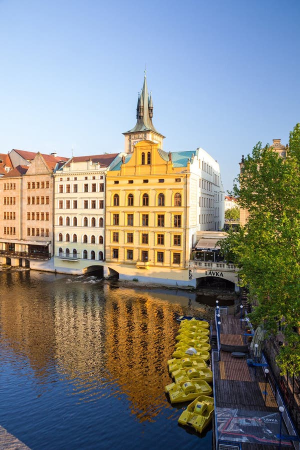 Opinião do rio da arquitetura de Praga, República Checa imagens de stock