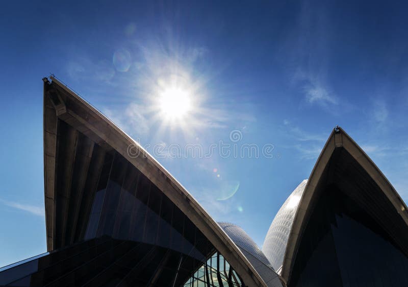 Opinião do teatro da ópera do marco de Sydney em Austrália no dia ensolarado fotografia de stock royalty free Opinião do teatro da ópera do marco de Sydney em Austrália no dia ensolarado fotografia de stock royalty free