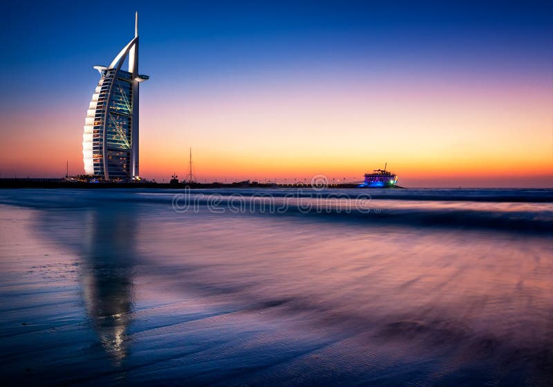 Opinião famosa da praia de Jumeirah com o hotel Burj Al Arab de 7 estrelas, Dubai, Emiratos Árabes Unidos imagens de stock Opinião famosa da praia de Jumeirah com o hotel Burj Al Arab de 7 estrelas, Dubai, Emiratos Árabes Unidos imagens de stock