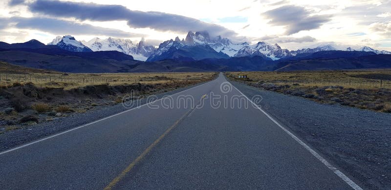 Opinião Fitz Roy ao longo da estrada ao EL Chalten, Patagonia, Argentina fotos de stock royalty free Opinião Fitz Roy ao longo da estrada ao EL Chalten, Patagonia, Argentina fotos de stock royalty free