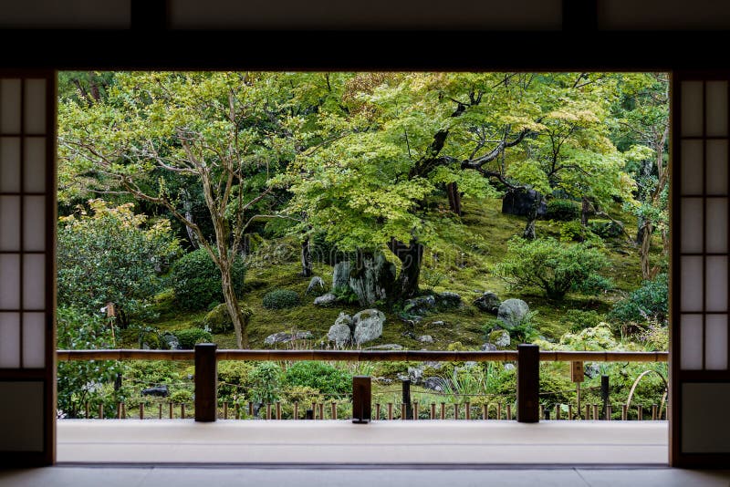 Opinião japonesa do jardim da porta fotografia de stock Opinião japonesa do jardim da porta fotografia de stock