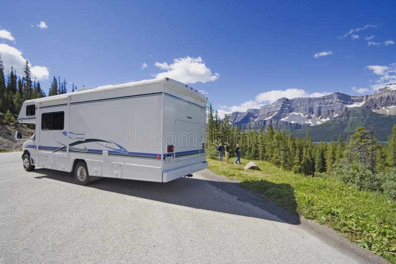 Vista lateral de autocaravana e ângulo amplo foto de stock royalty free