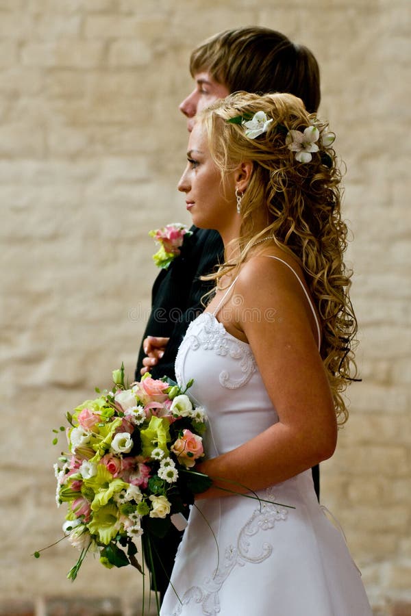 Opinião lateral dos pares do Newlywed foto de stock Opinião lateral dos pares do Newlywed foto de stock