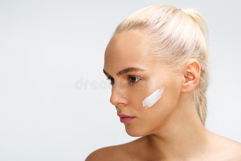 Opinião lateral a jovem mulher bonita imagens de stock Opinião lateral a jovem mulher bonita imagens de stock