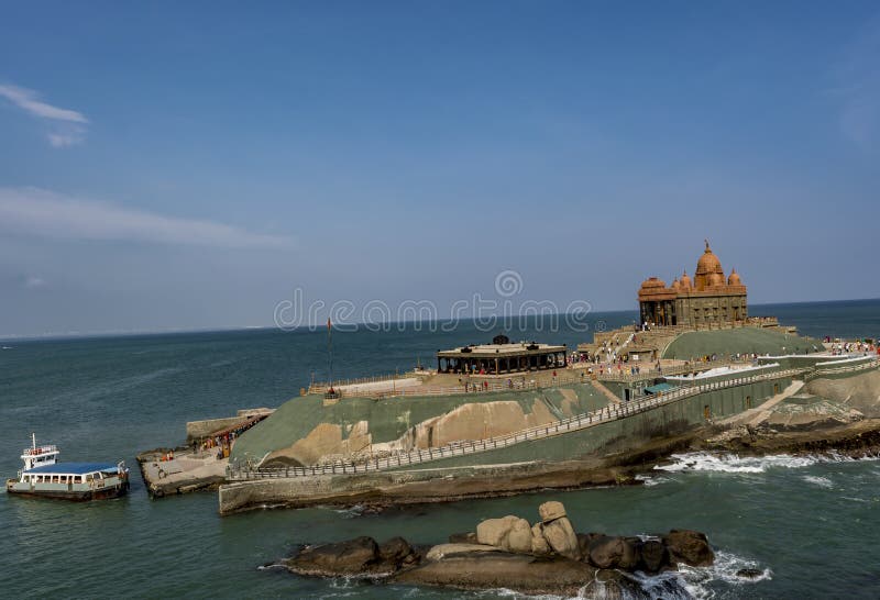 Opinião memorável da rocha de Vivekananda com barco imagens de stock royalty free Opinião memorável da rocha de Vivekananda com barco imagens de stock royalty free