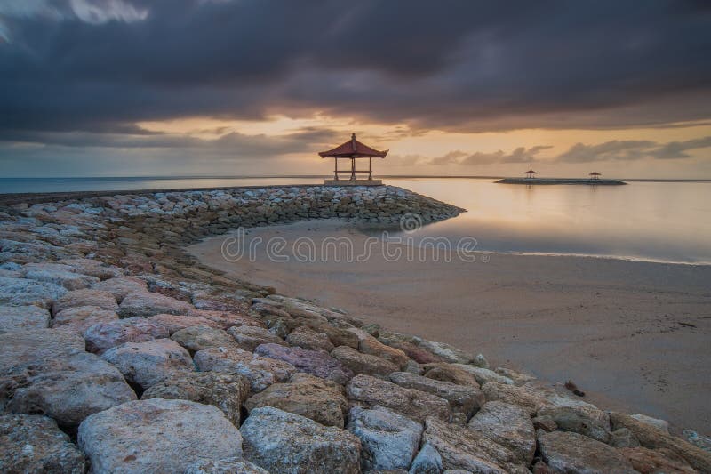 Opinião nebulosa da manhã em Pantai Karang Sanur Bali, Indonésia foto de stock Opinião nebulosa da manhã em Pantai Karang Sanur Bali, Indonésia foto de stock