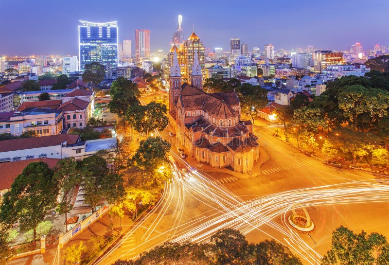 Opinião Notre Dame Cathedral da noite (basílica de Saigon Notre-Dame) situada na baixa de Ho Chi Minh City, Vietname foto de stock Opinião Notre Dame Cathedral da noite (basílica de Saigon Notre-Dame) situada na baixa de Ho Chi Minh City, Vietname foto de stock