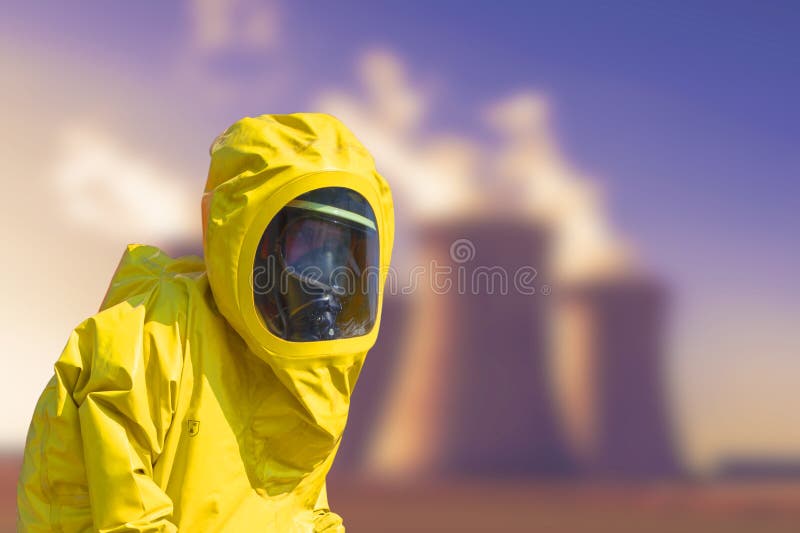 Opinião o central elétrica e homens de fumo de carvão no terno protetor do hazmat foto de stock Opinião o central elétrica e homens de fumo de carvão no terno protetor do hazmat foto de stock