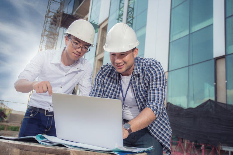 Opinião os trabalhadores e arquitetos que consideram detalhes sobre o constructio fotografia de stock Opinião os trabalhadores e arquitetos que consideram detalhes sobre o constructio fotografia de stock