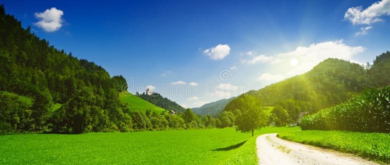 Opinião panorâmico do campo idílico imagens de stock royalty free Opinião panorâmico do campo idílico imagens de stock royalty free