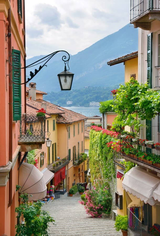 Opinião pitoresca da rua da cidade pequena no lago Como Italia