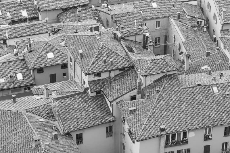 Opinião preto e branco da arquitetura da cidade do torri devido ou das duas torres, Bolonha, província Emilia-Romagna, Itália