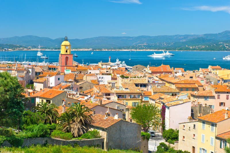 Opinião Saint-Tropez com mar e o céu azul