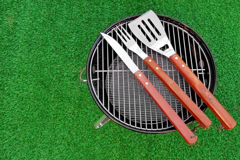 Opinião superior do close-up de pedágios da grade no dispositivo do BBQ imagem de stock Opinião superior do close-up de pedágios da grade no dispositivo do BBQ imagem de stock