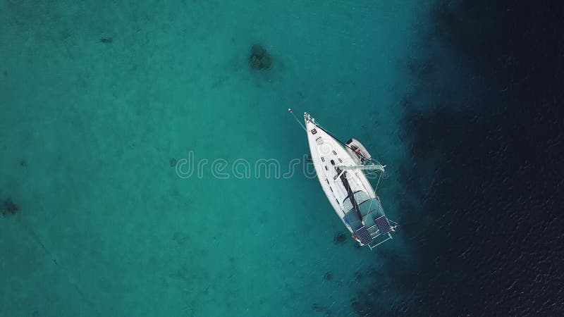 Opinião superior do zangão aéreo das caraíbas da ilha de Bonaire do porto do iate do barco