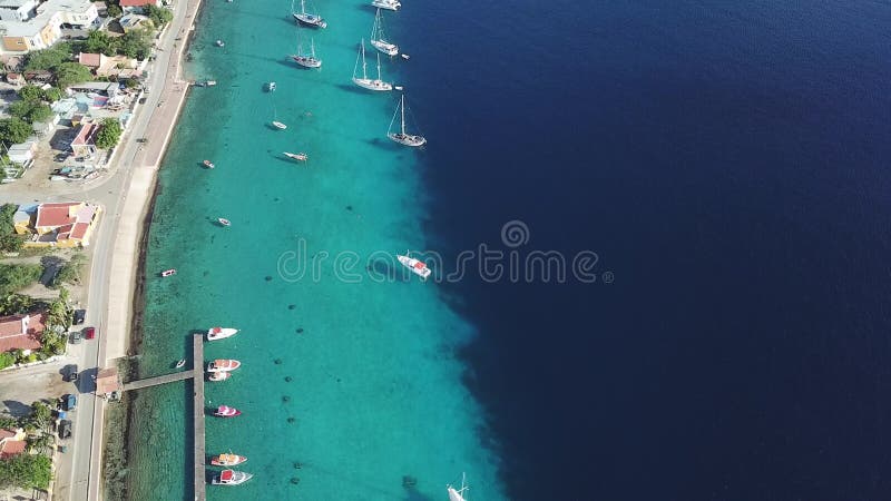 Opinião superior do zangão aéreo das caraíbas da ilha de Bonaire do porto do iate do barco