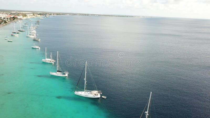Opinião superior do zangão aéreo das caraíbas da ilha de Bonaire do porto do iate do barco