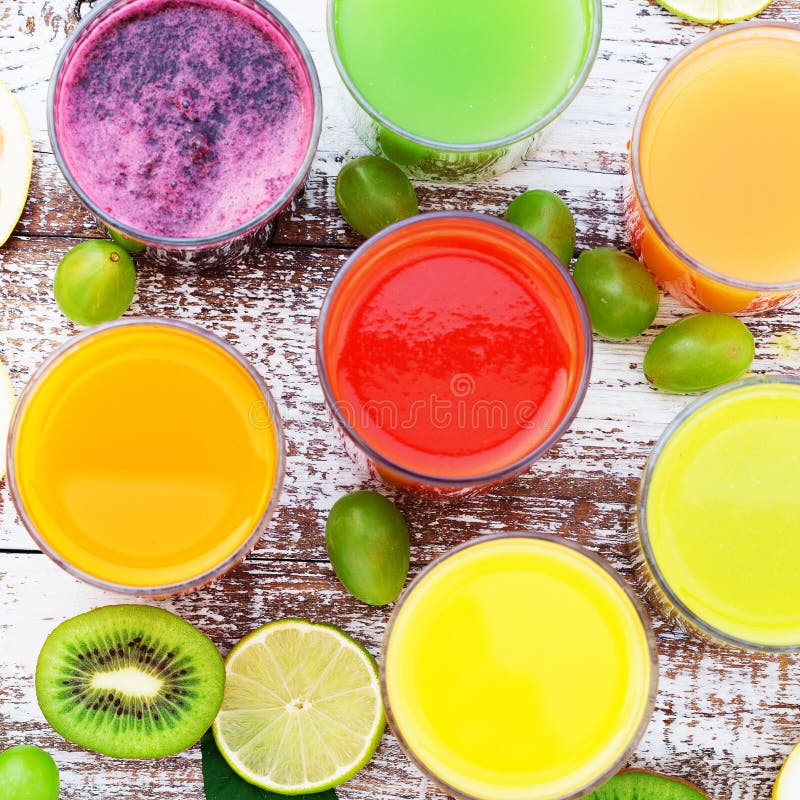 Opinião superior dos batidos das frutas e legumes jogo fotografia de stock Opinião superior dos batidos das frutas e legumes jogo fotografia de stock