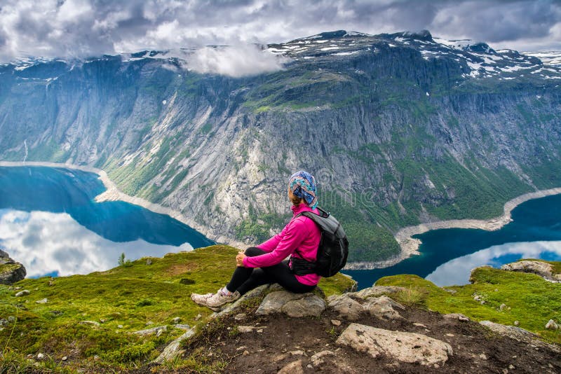 Opinião surpreendente da natureza na maneira a Trolltunga Lugar: Scandina fotografia de stock royalty free Opinião surpreendente da natureza na maneira a Trolltunga Lugar: Scandina fotografia de stock royalty free