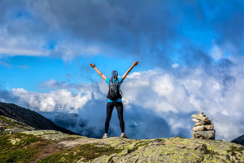 Opinião surpreendente da natureza na maneira a Trolltunga Lugar: Scandina imagem de stock Opinião surpreendente da natureza na maneira a Trolltunga Lugar: Scandina imagem de stock