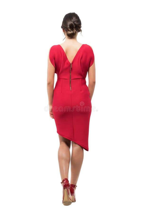 Opinião traseira a mulher elegante com penteado do bolo no vestido de noite vermelho que anda afastado fotos de stock royalty free Opinião traseira a mulher elegante com penteado do bolo no vestido de noite vermelho que anda afastado fotos de stock royalty free