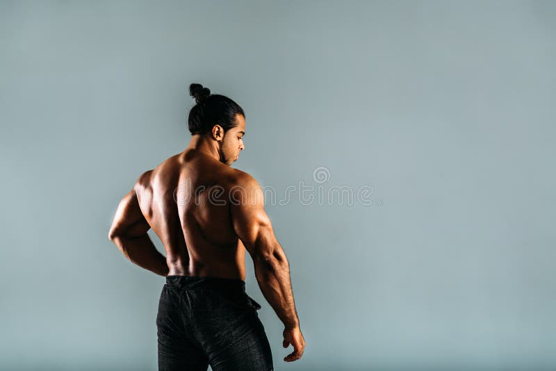 Opinião traseira o halterofilista masculino novo imagens de stock royalty free Opinião traseira o halterofilista masculino novo imagens de stock royalty free