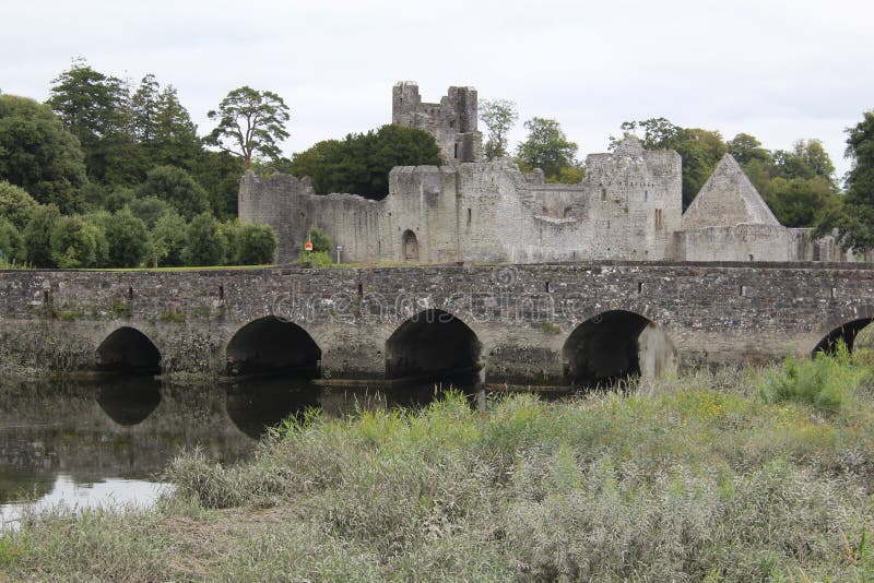 Opinión agustina de Abbey Adare Limerick Ireland con un puente imagenes de archivo Opinión agustina de Abbey Adare Limerick Ireland con un puente imagenes de archivo