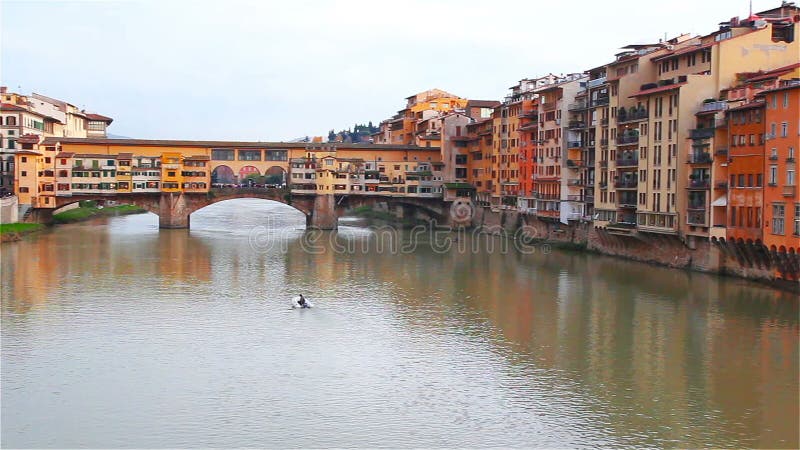 Opinión Arno River del terraplén en Florencia, en el Ponte Vecchio