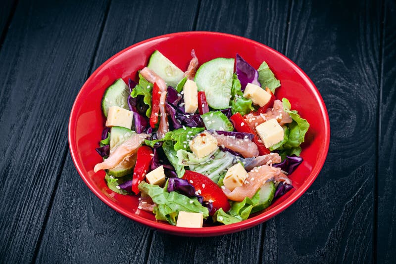 Opinión ascendente cercana sobre la ensalada hecha en casa fresca con los salmones, el tomate, el pepino, la lechuga y el queso A imagenes de archivo Opinión ascendente cercana sobre la ensalada hecha en casa fresca con los salmones, el tomate, el pepino, la lechuga y el queso A imagenes de archivo