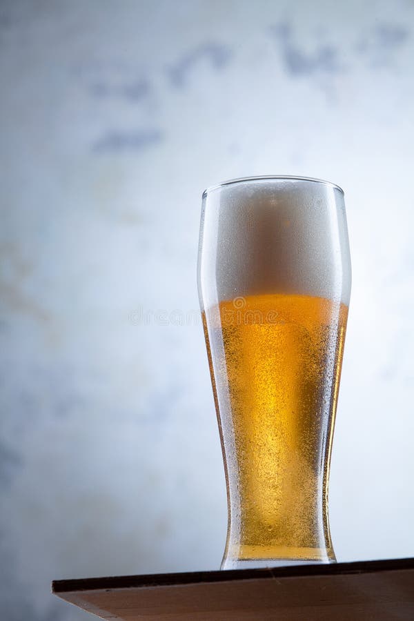 Opinión ascendente cercana sobre soportes fríos del vaso de cerveza delante de un muro de cemento Bebidas frías del alcohol Vidri foto de archivo libre de regalías Opinión ascendente cercana sobre soportes fríos del vaso de cerveza delante de un muro de cemento Bebidas frías del alcohol Vidri foto de archivo libre de regalías