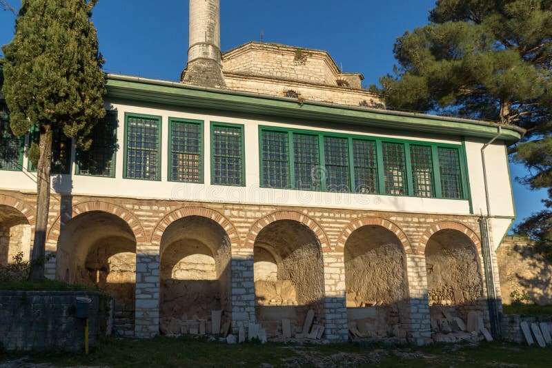 Opinión asombrosa de la puesta del sol Aslan Pasha Mosque en el castillo de la ciudad de Ioannina, Epirus, Grecia fotografía de archivo Opinión asombrosa de la puesta del sol Aslan Pasha Mosque en el castillo de la ciudad de Ioannina, Epirus, Grecia fotografía de archivo