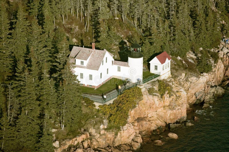 Opinión aérea Bass Harbor Head Lighthouse, parque nacional del Acadia, Maine, lado oeste de la isla desierta del soporte fotos de archivo libres de regalías Opinión aérea Bass Harbor Head Lighthouse, parque nacional del Acadia, Maine, lado oeste de la isla desierta del soporte fotos de archivo libres de regalías