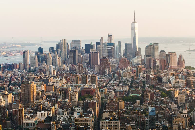 Opinión aérea de la calle de New York City Manhattan con los rascacielos Visión desde el Empire State Building en el Lower Manhat fotografía de archivo libre de regalías Opinión aérea de la calle de New York City Manhattan con los rascacielos Visión desde el Empire State Building en el Lower Manhat fotografía de archivo libre de regalías
