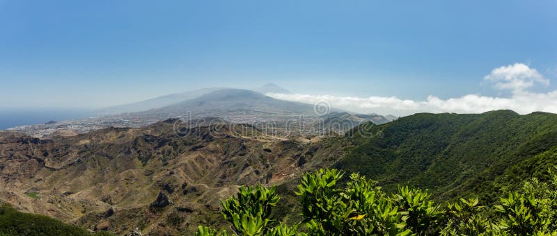 Opinión aérea de la costa de las montañas Anaga y del valle de Laguna del La Día soleado, cielo azul claro con pocas nubes blanca imágenes de archivo libres de regalías Opinión aérea de la costa de las montañas Anaga y del valle de Laguna del La Día soleado, cielo azul claro con pocas nubes blanca imágenes de archivo libres de regalías