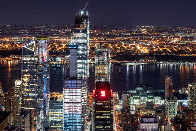 Opinión aérea de la noche de los rascacielos de Hudson Yards debajo del contruction con Hudson River Chelsea, Manhattan, New York fotografía de archivo Opinión aérea de la noche de los rascacielos de Hudson Yards debajo del contruction con Hudson River Chelsea, Manhattan, New York fotografía de archivo