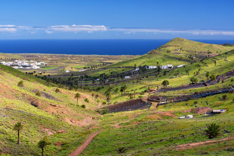 Opinión aérea de Lanzarote, pueblo de Haria, valle de las mil palmeras imagen de archivo libre de regalías Opinión aérea de Lanzarote, pueblo de Haria, valle de las mil palmeras imagen de archivo libre de regalías
