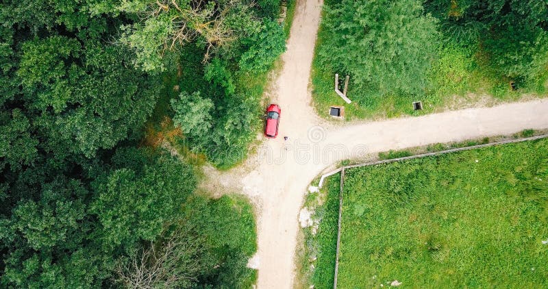 Opinión aérea del abejón viajeros perdidos en bosque fotografía de archivo libre de regalías Opinión aérea del abejón viajeros perdidos en bosque fotografía de archivo libre de regalías