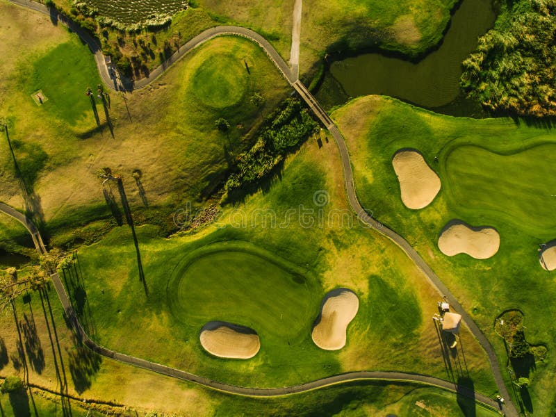 Opinión aérea del campo de golf verde fotografía de archivo Opinión aérea del campo de golf verde fotografía de archivo