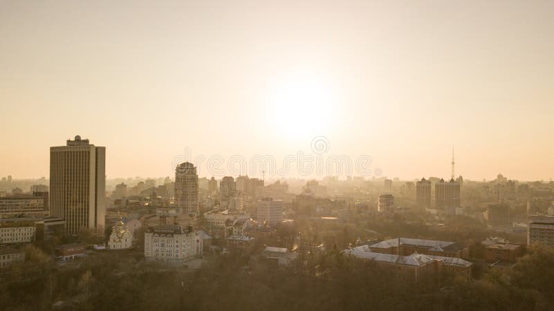 Opinión aérea del ojo del pájaro del horizonte del centro en puesta del sol hermosa, Ucrania de Kyiv de la ciudad imagenes de archivo Opinión aérea del ojo del pájaro del horizonte del centro en puesta del sol hermosa, Ucrania de Kyiv de la ciudad imagenes de archivo