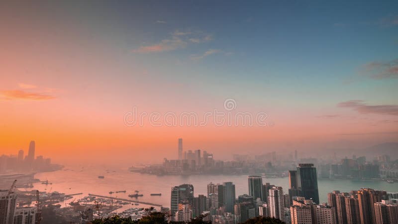 Opinión aérea del panorama Hong Kong Island en la puesta del sol Lapso de tiempo