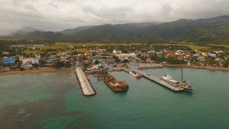 Opinión aérea del puerto del tránsito del cargo y del pasajero Isla de Catanduanes, Filipinas