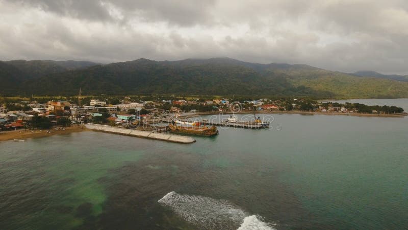 Opinión aérea del puerto del tránsito del cargo y del pasajero Isla de Catanduanes, Filipinas