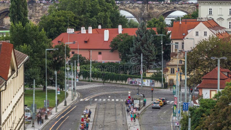 Opinión aérea del verano escénico la arquitectura y Charles Bridge de Lesser Town sobre timelapse del río de Moldava en Praga almacen de metraje de vídeo Opinión aérea del verano escénico la arquitectura y Charles Bridge de Lesser Town sobre timelapse del río de Moldava en Praga almacen de metraje de vídeo