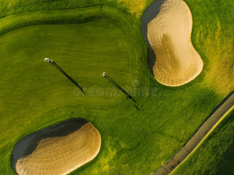 Opinión aérea golfistas en putting green fotos de archivo Opinión aérea golfistas en putting green fotos de archivo