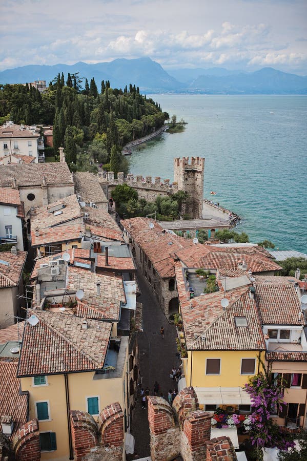 Opinión aérea hermosa de la ciudad sobre el lago Garda, Sirmione, Italia fotos de archivo Opinión aérea hermosa de la ciudad sobre el lago Garda, Sirmione, Italia fotos de archivo